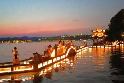 西湖歌舞几时休上一句及意思