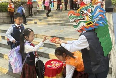 开学第一天就收到“免作业卡” 怎么回事