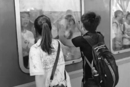 毕业最后一次听力测试响起《再见》